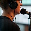 Pessoa gravando um podcast